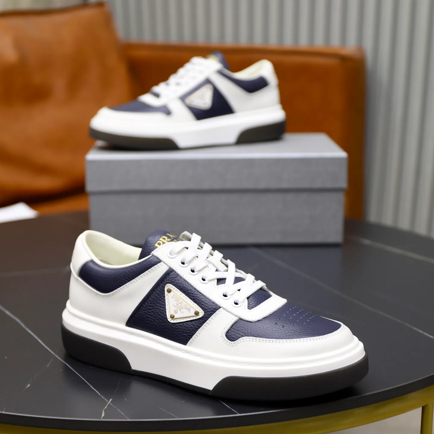 Factory price: 720💰Top original order Brand: PRADA (Prada) Standard code: Men's size 38/44 (45 can be customized) Grade: Same as the official website Material: Original cowhide stitching imported cowhide lining Original combination two-color wear-resistant soft outsole Style category: Leisure and sports version Young fashion European and American trend British style Color: Actual picture color